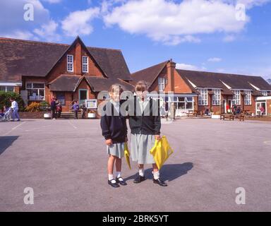 Filles dans le terrain de jeu scolaire à l'école primaire de Holy Trinity, Church Road, Sunningdale, Berkshire, Angleterre, Royaume-Uni Banque D'Images