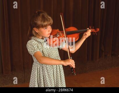 Jeune écolière de première classe jouant du violon dans un orchestre d'école, Surrey, Berkshire, Angleterre, Royaume-Uni Banque D'Images