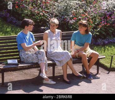 Jeunes étudiantes assises dans le domaine du château de Guildford, Guildford, Surrey, Angleterre, Royaume-Uni Banque D'Images