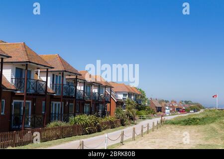 Propriétés donnant sur la mer à Dymchurch dans le Kent. ROYAUME-UNI. Banque D'Images