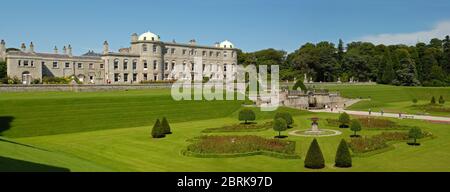 Vue sur les jardins de la magnifique MAISON POWERSCOURT, ENNISKERRY, COMTÉ DE WICKLOW, EIRE Banque D'Images