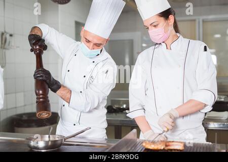 une équipe de cuisiniers cuisiniers dans un restaurant Banque D'Images