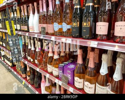 Orlando,FL/USA -5/10/20: La Rose mousseux allée de vin d'une épicerie Whole Foods Market avec une variété de vins de divers vignobles. Banque D'Images