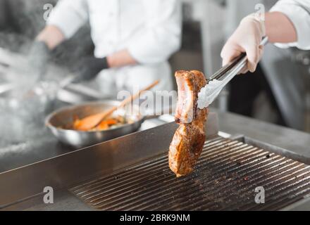 une équipe de cuisiniers cuisiniers dans un restaurant Banque D'Images