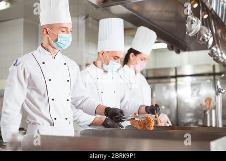 une équipe de cuisiniers cuisiniers dans un restaurant Banque D'Images