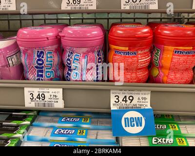 Orlando,FL/US-2/2/20: Des contenants de bonbons Mentos à la gomme sont présentés au comptoir de départ d'une épicerie Publix. Banque D'Images