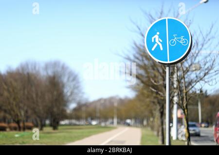 Il y a un panneau pour les piétons et les cyclistes dans la rue Banque D'Images