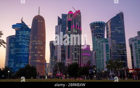 Doha, Qatar- 14 février 2019 : la magnifique horizon de la ville de doha avec de nombreux gratte-ciel et bâtiments. Banque D'Images