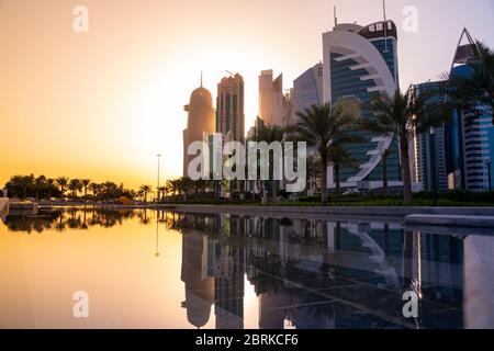Doha, Qatar- 14 février 2019 : la magnifique horizon de la ville de doha avec de nombreux gratte-ciel et bâtiments. Banque D'Images