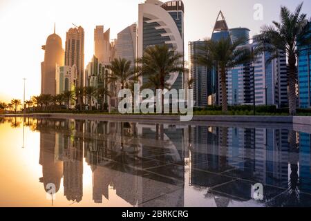 Doha, Qatar- 14 février 2019 : la magnifique horizon de la ville de doha avec de nombreux gratte-ciel et bâtiments. Banque D'Images