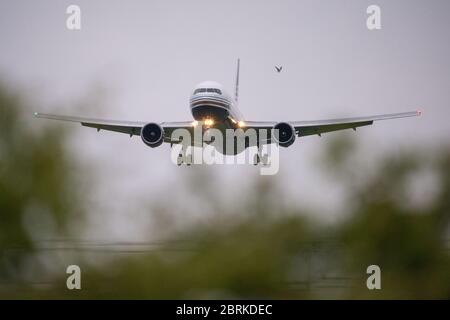 Glasgow, Écosse, Royaume-Uni. 21 mai 2020. Photo : Boeing 767-35D(ER) de style Privilège (Inscription EC-LZO), avion privé vu atterrissant à l'aéroport international de Glasgow, qui fournit des travailleurs du pétrole de George Town dans les îles Caïmans. Remarque : l'avant du jet est recouvert d'arcs-en-ciel pour soutenir nos principaux travailleurs et les travailleurs d'urgence. Crédit : Colin Fisher/Alay Live News Banque D'Images