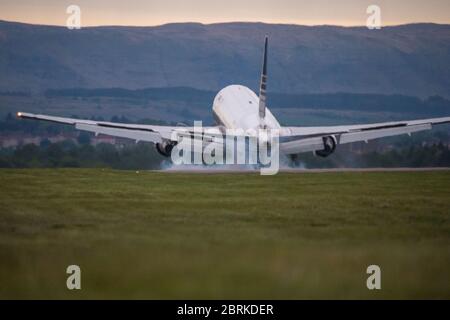 Glasgow, Écosse, Royaume-Uni. 21 mai 2020. Photo : Boeing 767-35D(ER) de style Privilège (Inscription EC-LZO), avion privé vu atterrissant à l'aéroport international de Glasgow, qui fournit des travailleurs du pétrole de George Town dans les îles Caïmans. Remarque : l'avant du jet est recouvert d'arcs-en-ciel pour soutenir nos principaux travailleurs et les travailleurs d'urgence. Crédit : Colin Fisher/Alay Live News Banque D'Images