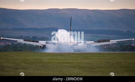 Glasgow, Écosse, Royaume-Uni. 21 mai 2020. Photo : Boeing 767-35D(ER) de style Privilège (Inscription EC-LZO), avion privé vu atterrissant à l'aéroport international de Glasgow, qui fournit des travailleurs du pétrole de George Town dans les îles Caïmans. Remarque : l'avant du jet est recouvert d'arcs-en-ciel pour soutenir nos principaux travailleurs et les travailleurs d'urgence. Crédit : Colin Fisher/Alay Live News Banque D'Images