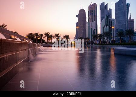 Doha, Qatar- 14 février 2019 : la magnifique horizon de la ville de doha avec de nombreux gratte-ciel et bâtiments. Banque D'Images