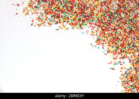 Confiserie colorée de centaines et de milliers isolée sur un fond blanc avec espace pour le texte Banque D'Images