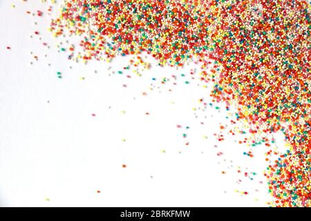 Confiserie colorée de centaines et de milliers isolée sur un fond blanc avec espace pour le texte Banque D'Images