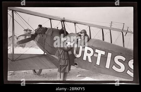 Le Curtiss “Jenny” JN-4 biplan, le plus célèbre avion américain de la première Guerre mondiale utilisé par le US Army Air Service. Le ministère des postes a commencé à les utiliser le 15 mai 1918. Le siège avant a été retiré pour transporter des sacs postaux. L'avion est également devenu le pilier du Barnsormer des années 1920. Banque D'Images