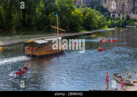 La Roque-Gageac, Dordogne, France - 13 août 2019 : Canoë-kayak sur la rivière Dordogne à La Roque-Gageac. France Banque D'Images