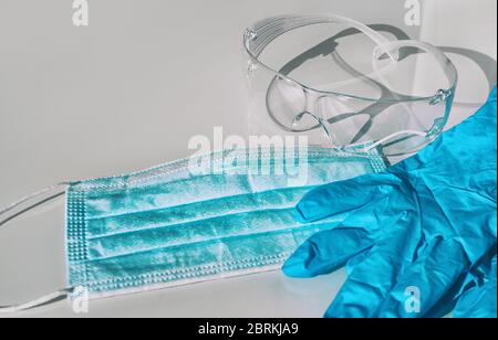 Masque, gants, lunettes PPE pour les travailleurs de la santé de protection COVID-19. Manque d'équipement de protection individuelle pour le coronavirus. Banque D'Images