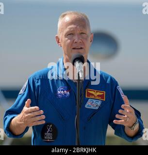 Cape Canaveral, États-Unis d'Amérique. 20 mai 2020. L'astronaute de la NASA Douglas Hurley s'adresse aux médias après son arrivée au centre spatial Kennedy, avant la mission de démonstration-2 de SpaceX le 20 mai 2020, Cape Canaveral, en Floride. La mission SpaceX Demo-2 de la NASA est le premier lancement commercial qui transporte des astronautes à la Station spatiale internationale. Crédit : Bill Ingles/NASA/Alay Live News Banque D'Images