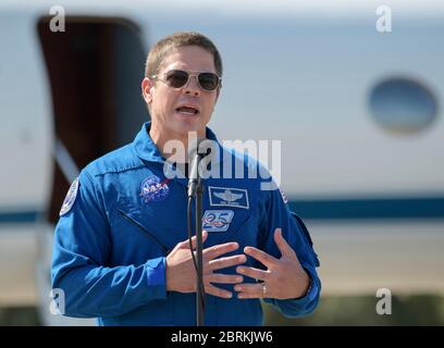 Cape Canaveral, États-Unis d'Amérique. 20 mai 2020. L'astronaute de la NASA Robert Behnken s'adresse aux médias après son arrivée au centre spatial Kennedy, avant la mission Demo-2 de SpaceX le 20 mai 2020, Cape Canaveral, en Floride. La mission SpaceX Demo-2 de la NASA est le premier lancement commercial qui transporte des astronautes à la Station spatiale internationale. Crédit : Bill Ingles/NASA/Alay Live News Banque D'Images