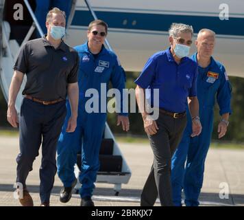 Cape Canaveral, États-Unis d'Amérique. 20 mai 2020. Jim Bridenstine, administrateur de la NASA, à gauche, et Bob Cabana, directeur du Kennedy Space Center, 2e à droite, marchez avec les astronautes de la NASA Robert Behnken, 2e à gauche, Et Douglas Hurley à leur arrivée au centre de lancement et d'atterrissage du Kennedy Space Center, en prévision de la mission de démonstration-2 de SpaceX le 20 mai 2020, Cape Canaveral, en Floride. La mission SpaceX Demo-2 de la NASA est le premier lancement commercial qui transporte des astronautes à la Station spatiale internationale. Crédit : Bill Ingles/NASA/Alay Live News Banque D'Images