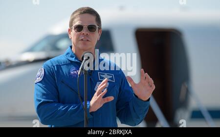 Cape Canaveral, États-Unis d'Amérique. 20 mai 2020. L'astronaute de la NASA Robert Behnken s'adresse aux médias après son arrivée au centre spatial Kennedy, avant la mission Demo-2 de SpaceX le 20 mai 2020, Cape Canaveral, en Floride. La mission SpaceX Demo-2 de la NASA est le premier lancement commercial qui transporte des astronautes à la Station spatiale internationale. Crédit : Bill Ingles/NASA/Alay Live News Banque D'Images