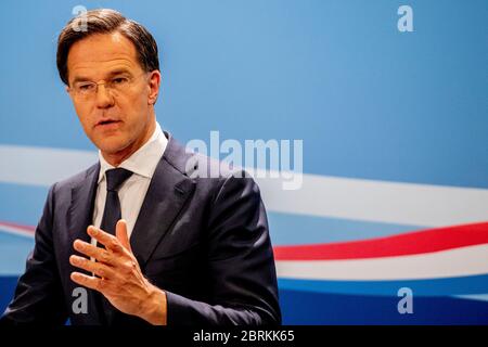 Le Premier ministre néerlandais Mark Rutte aux médias après la conférence de presse hebdomadaire du Conseil des ministres à la Haye. Banque D'Images