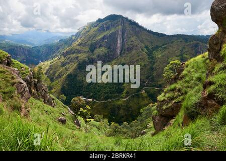 Ella Rock vu de Little Adam's Peak à Ella, Sri Lanka. Banque D'Images