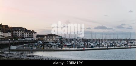 Vue sur la mer et port avec des bâtiments au littoral de Malahide. Dublin, Irlande. Coucher de soleil. Banque D'Images