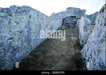 Néolithique Girommen passage tombe, le plus grand cimetière de Ekornavallen ancien lieu de sépulture du Néolithique, âge de bronze et âge de fer (3300 avant J.-C. à Banque D'Images