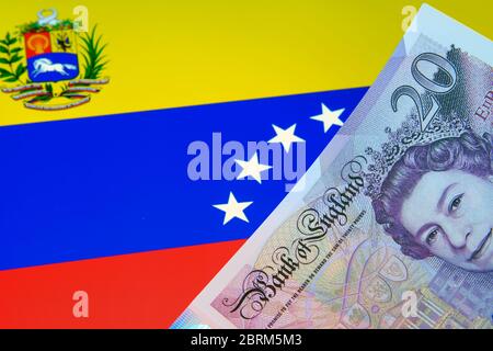 Des mots de la « Banque d'Angleterre » apparaissent sur un billet de 20 livres et le drapeau du Venezuela sur le fond. Photo de concept pour les nouvelles que le Venezuela emmène la Banque d'Angleterre à Banque D'Images