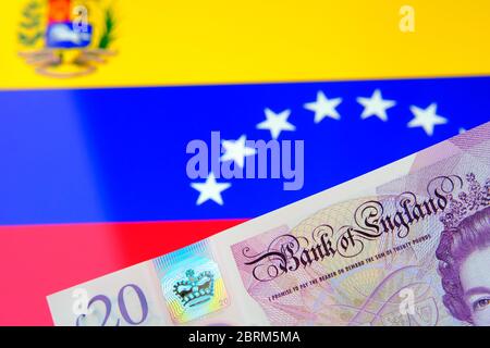 Des mots de la « Banque d'Angleterre » apparaissent sur un billet de 20 livres et le drapeau du Venezuela sur le fond. Photo de concept pour les nouvelles que le Venezuela emmène la Banque d'Angleterre à Banque D'Images