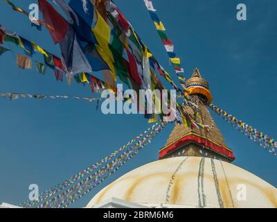 Katmandou, Bodhnath. Scènes colorées au temple bouddhiste de Budhnath connu dans le monde Stupa et Spire, qui aurait été construit autour du 15ème siècle, c'est le plus ancien et peut-être le plus coloré de tout le Népal. Banque D'Images