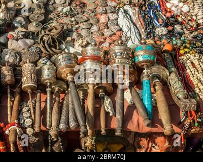 Katmandou, Patan. Scènes de rue colorées aux stands de souvenirs touristiques dans et autour du quartier de Patan à Katmandou. Banque D'Images