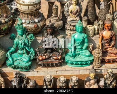 Katmandou, Patan. Scènes de rue colorées aux stands de souvenirs touristiques dans et autour du quartier de Patan à Katmandou. Banque D'Images