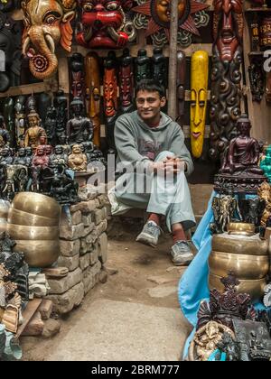 Katmandou, Patan. Scènes de rue colorées dans une boutique de souvenirs touristiques typique dans et autour du quartier de Patan à Katmandou. Banque D'Images