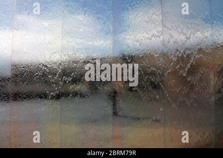 Reflets dans une partie de l'eau, Sheaf Square Sheffield Angleterre surface métallique Banque D'Images