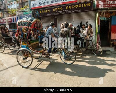 Katmandou, Patan. Scènes de rue colorées avec des conducteurs de pousse-pousse ou est-ce des pédalos dans et autour du quartier de Patan à Katmandou. Banque D'Images