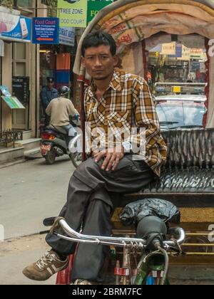 Katmandou, Patan. Scènes de rue colorées avec des conducteurs de pousse-pousse ou est-ce des pédalos dans et autour du quartier de Patan à Katmandou. Banque D'Images