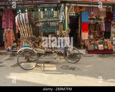 Katmandou, Patan. Scènes de rue colorées avec des conducteurs de pousse-pousse ou est-ce des pédalos dans et autour du quartier de Patan à Katmandou. Banque D'Images