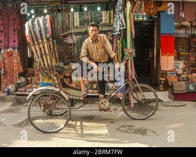 Katmandou, Patan. Scènes de rue colorées avec des conducteurs de pousse-pousse ou est-ce des pédalos dans et autour du quartier de Patan à Katmandou. Banque D'Images