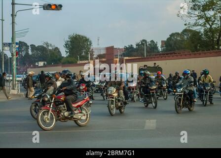 Katmandou, Patan. Scènes de rue colorées à une intersection de circulation dans et autour du quartier de Patan à Katmandou. Banque D'Images