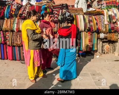 Katmandou, Patan. Scènes de rue colorées avec des dames shopping dans et autour du quartier de Patan à Katmandou. Banque D'Images