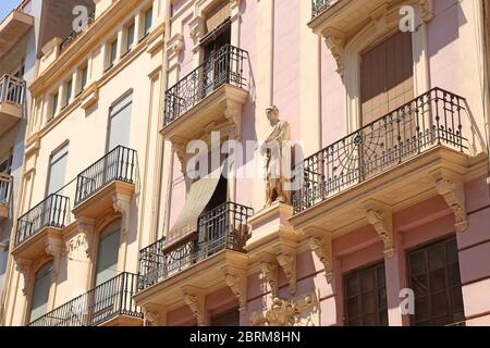 Gros plan sur de beaux bâtiments historiques et statue dans l'une des rues du centre-ville, dans la ville de Castellón, Valence, Espagne. Banque D'Images