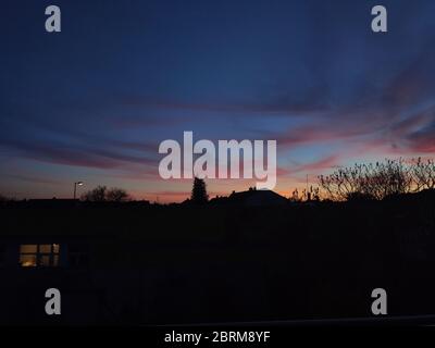 Un beau coucher de soleil avec des maisons Banque D'Images