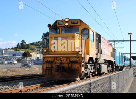 Classe DFB locomotive diesel-électrique numéro 7213 à la tête du train de voyageurs quittant la gare de Paraparaumu (Nouvelle-Zélande) le 30 novembre 2017 Banque D'Images