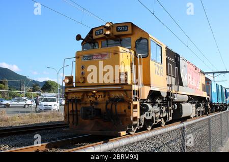 Classe DFB locomotive diesel-électrique numéro 7213 à la tête du train de voyageurs quittant la gare de Paraparaumu (Nouvelle-Zélande) le 30 novembre 2017 Banque D'Images