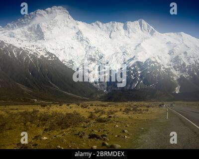 Mt Sefton domine la vue sur le village de Mt Cook, le parc national d'Aoraki/Mt Cook, South Island, Nouvelle-Zélande Banque D'Images