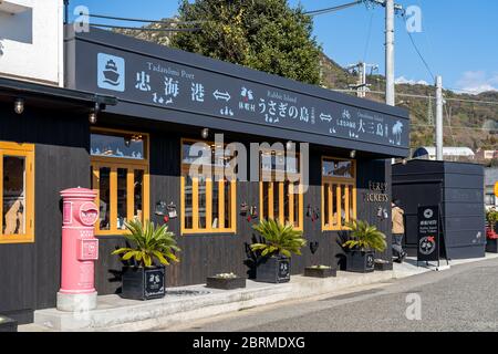 Bureau de billetterie du port de Tadanoumi à Takehara City, la porte de la célèbre Okunoshima (île Rabbit). Préfecture d'Hiroshima, Japon Banque D'Images